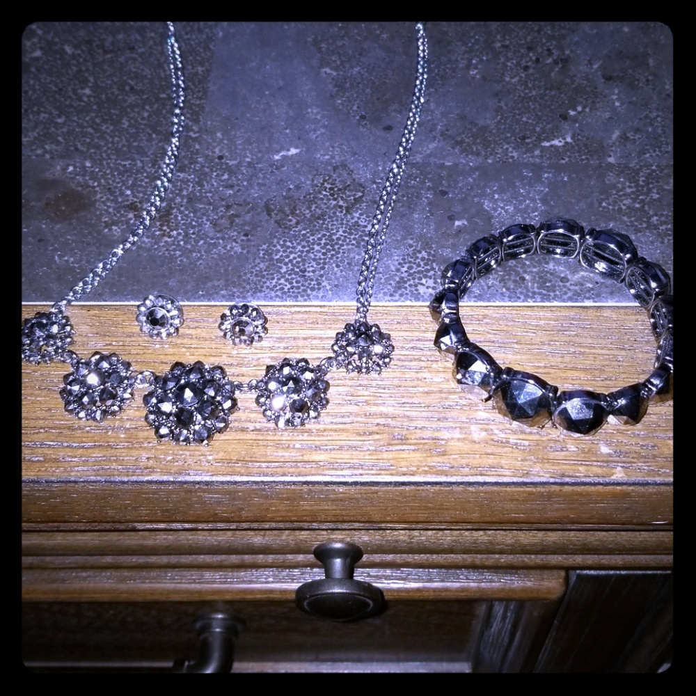 Simply Vera Wang jewelry set